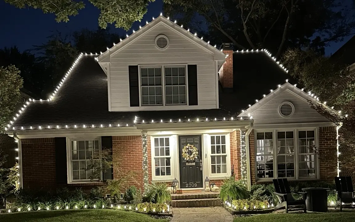 Lovers Lane home after roofline lights are illuminated | Elf’s Christmas Lights Lovers Lane home after warm-white roofline Christmas lights are illuminated