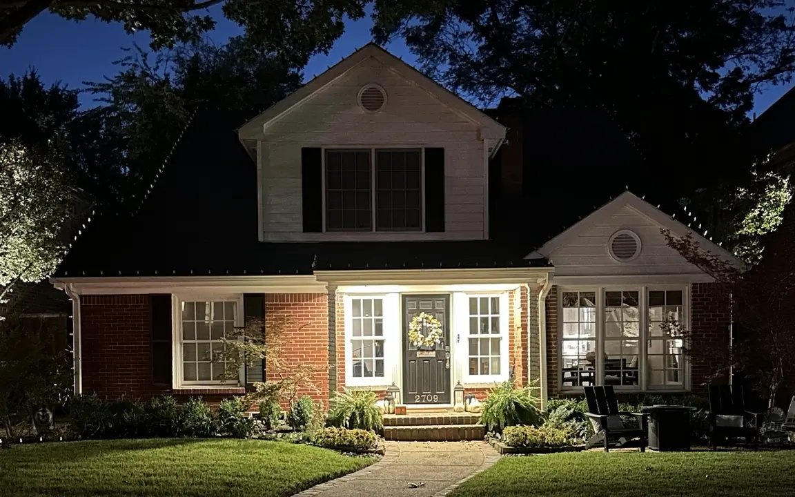 Lovers Lane home before roofline lights are illuminated | Elf’s Christmas Lights Lovers Lane home before the installed roofline Christmas lights are illuminated